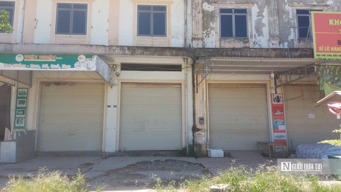 Các ki-ốt đìu hiu do nhiều năm không có người sử dụng.
