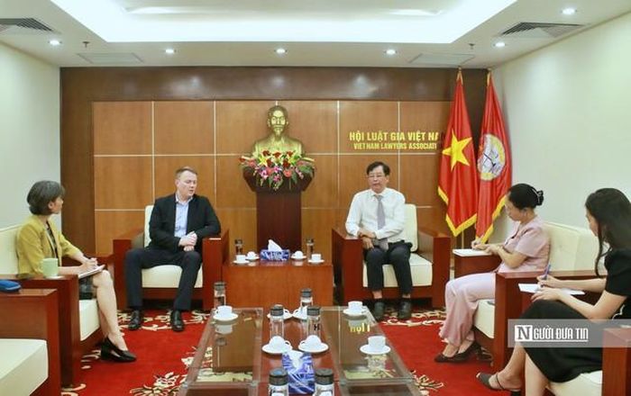 Ông Trần Công Phàn - Phó Chủ tịch Thường trực Hội Luật gia Việt Nam làm việc với ông Dmitry Ezhov - Phó Giám đốc Trung tâm Ngoại thương (FTC), Bộ Công nghiệp và Thương mại Liên bang Nga.