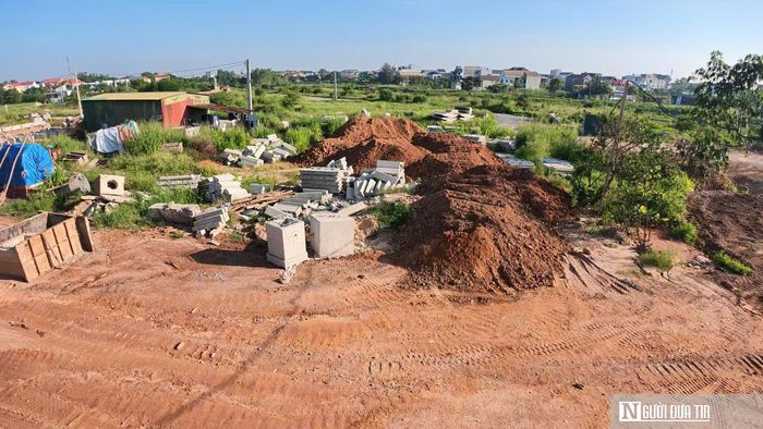 Vật tư, thiết bị ngổn ngang dưới chân công trình