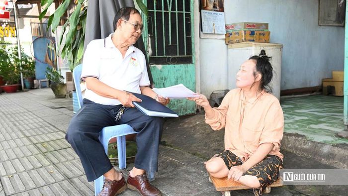 Luật gia Nguyễn Đức trực tiếp xuống tận nhà thăm hỏi, tìm hiểu hoàn cảnh và trao đổi hướng hỗ trợ pháp lý cho bà Kiều Thị Bích Dung.