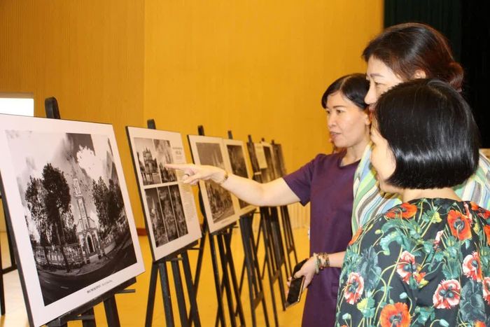 Người dân TP Hồ Chí Minh xem các tác phẩm trưng bày tại Triển lãm.