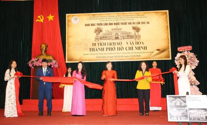 Các đại biểu cắt băng khai mạc Triển lãm ảnh nghệ thuật "Di tích Lịch sử - Văn hóa TP Hồ Chí Minh”.