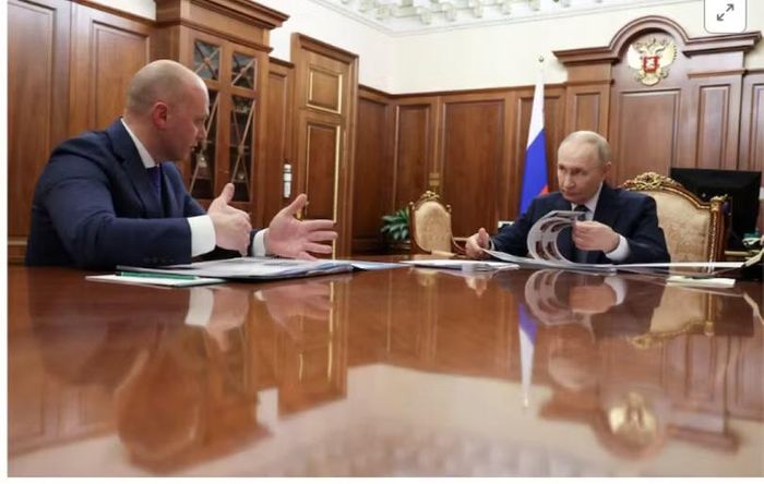 Tổng thống Nga Putin và tỉnh trưởng Kaliningrad Alexei Besprozvannykh tại Điện Kremlin. Ảnh: Reuters.