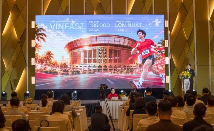Đại diện Vin Group chia sẻ kinh nghiệm trong định hình sản phẩm công nghiệp văn hoá cho Đà Nẵng. Ảnh XM.