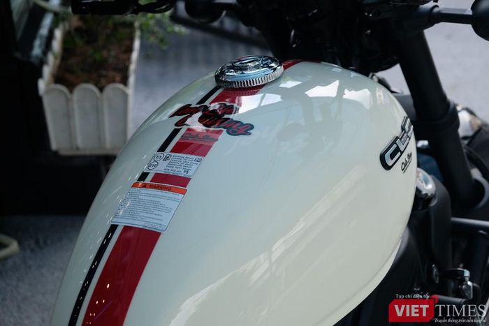 Tổng thể, CFMoto 450CL-C AMT vẫn mang kiểu dáng cruiser thấp và dài, kết hợp đèn pha tròn, bình xăng bo mềm, tay lái rộng và yên thấp.
