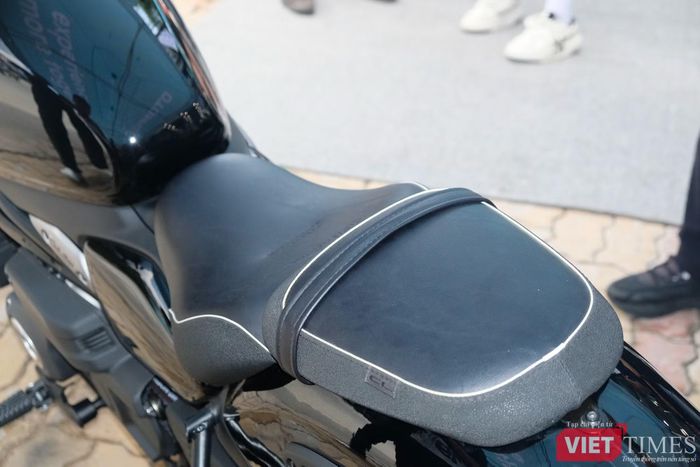 Một trong những thông số đáng chú ý là chiều cao yên chỉ 705 mm. Cùng trọng tâm thấp và khối lượng khoảng 185 kg, thiết kế này giúp người lái dễ chống chân, xoay trở và kiểm soát xe hơn khi di chuyển chậm trong phố.