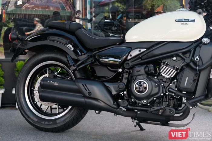 Tại Việt Nam, CFMoto 450CL-C AMT có giá niêm yết 167 triệu đồng. Trong phân khúc cruiser 400-500 cc, mẫu xe này cạnh tranh với Honda Rebel 500 (181,3 triệu đồng) hay Kawasaki Eliminator 500 (182,8 triệu đồng).