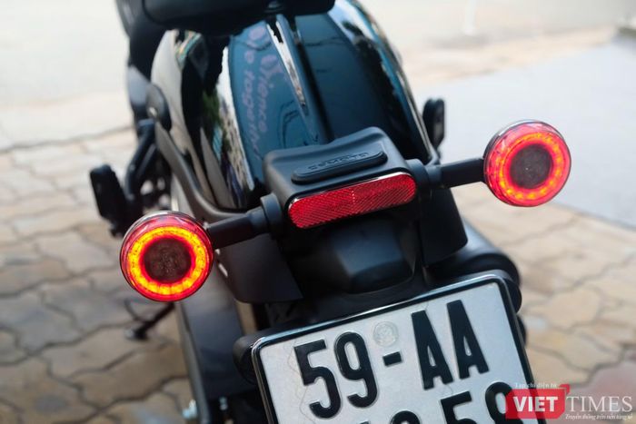 CFMoto 450CL-C AMT có chiều dài 2.205 mm, rộng 825 mm, cao 1.110 mm, chiều dài cơ sở 1.485 mm và bình nhiên liệu dung tích 12 lít.