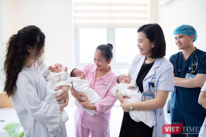 Y học bào thai và sự tận tâm của các bác sĩ đã đem lại niềm vui cho gia đình sản phụ. Ảnh: Minh Thuận.