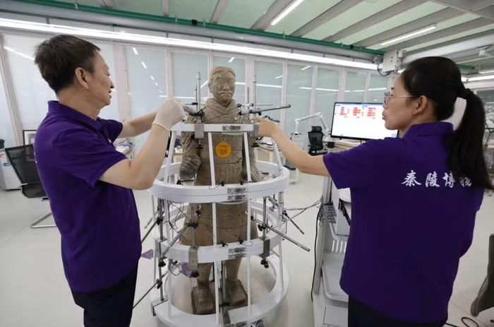 Các nhà nghiên cứu tại Bảo tàng Di tích Lăng mộ Tần Thủy Hoàng, tỉnh Thiểm Tây, Trung Quốc, đang tiến hành phục chế một tượng binh mã đất nung vào ngày 9/9. Ảnh: Xinhua.