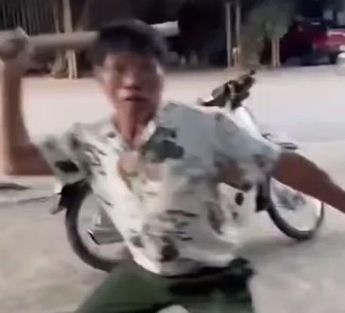 Nhân viên bảo vệ đuổi đánh người lan truyền trên mạng xã hội. Ảnh cắt từ clip.