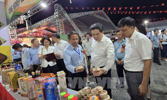 Đại biểu tham quan gian hàng của Hải Phòng. Ảnh: Minh Thu - TTXVN