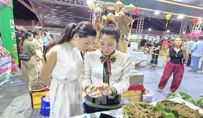 Người tiêu dùng lựa chọn sản phẩm tiêu biểu tại hội chợ. Ảnh: Minh Thu - TTXVN