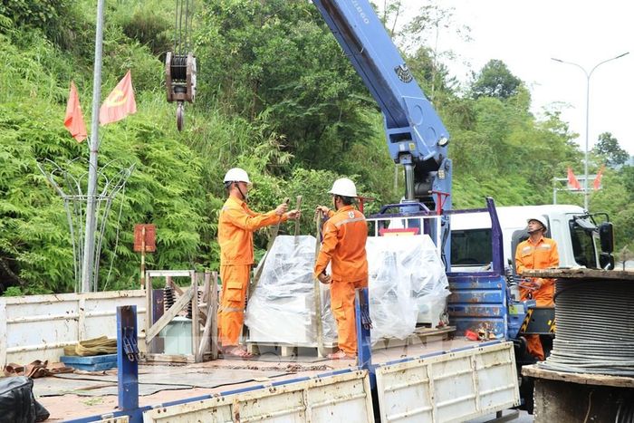 Đội Quản lý điện xã Đông Giang (thành phố Đà Nẵng) bổ sung vật tư đầy đủ nhằm chủ động ứng phó khi mùa mưa bão xảy ra. Ảnh: Khoa Chương - TTXVN