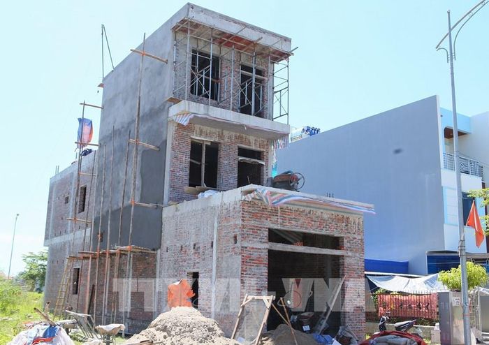 Ngôi nhà tái định cư thuộc Dự án đường trục trung tâm Hải Hậu đang trong gia đoạn hoàn thiện. Ảnh: Công Luật - TTXVN 