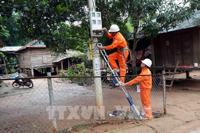 Cán bộ Công ty Điện lực Quảng Trị thường xuyên kiểm tra định kỳ tại các bản làng khu vực vùng biên giới vừa được cấp điện lưới. Ảnh: Tá Chuyên - TTXVN 