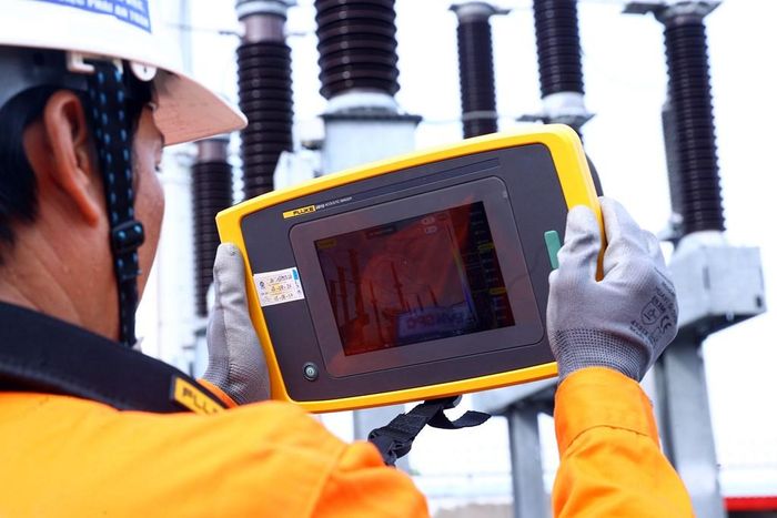 Kiểm tra tại TBA 110kV Cần Giuộc (PC Tây Ninh). Ảnh: Huy Hùng - TTXVN