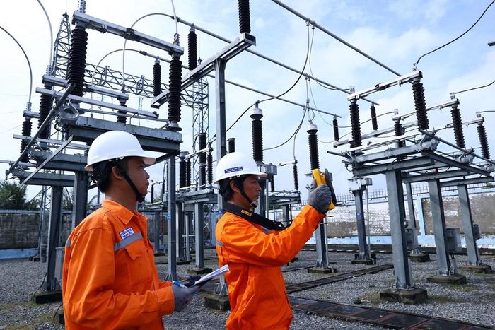 Công nhân Điện lực Cần Giuộc (PC Tây Ninh) kiểm tra hệ thống điện tại TBA 110 kV Cần Giuộc. Ảnh: Huy Hùng - TTXVN