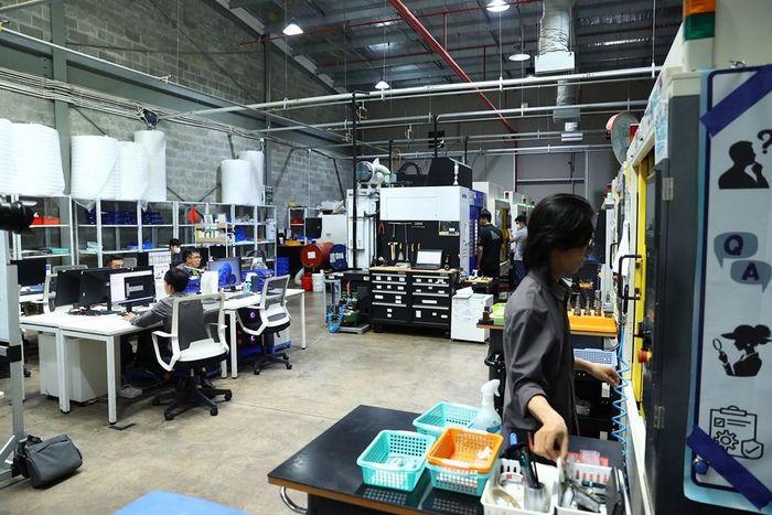 Sản xuất các sản phẩm cơ khí chính xác tại Công ty Yumoto Việt Nam (vốn đầu tư Nhật Bản) tại KCN Tân Kim, xã Cần Giuộc, Tây Ninh. Ảnh: Huy Hùng - TTXVN