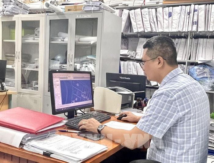 Cán bộ địa chính - Xây dựng phường Hòa BÌnh rà soát, đối chiếu bản đồ địa chính kỹ thuật số nhằm khắc phục sai lệch về diện tích và dữ liệu không gian thửa đất phục vụ công tác làm giàu, làm sạch dữ liệu đất đai trên địa bàn. Ảnh: Vũ Hà- TTXVN