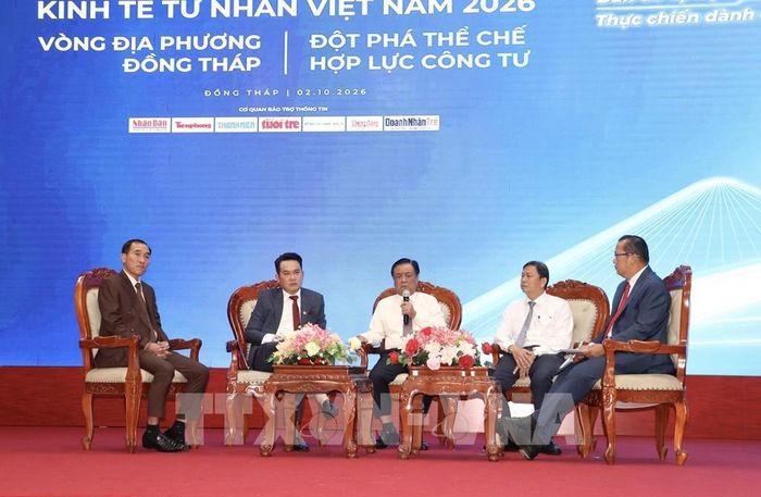 Các diễn giả trả lời ý kiến của danh nghiệp tỉnh Đồng Tháp. Ảnh: Hồng Nhung – TTXVN