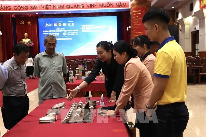 Các đại biểu tham quan gian hàng của doanh nghiệp tại Diễn đàn. Ảnh: Hồng Nhung – TTXVN