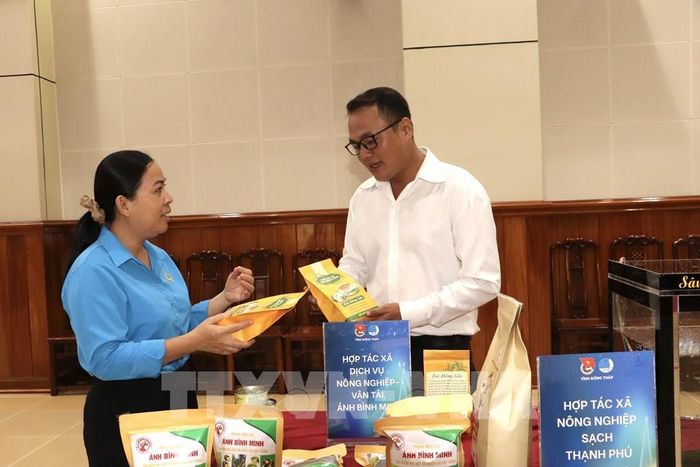 Doanh nghiệp khởi nghiệp giới thiệu sản phẩm cho khách hàng. Ảnh: Hồng Nhung – TTXVN