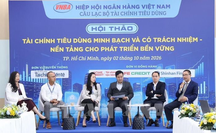 Các diễn giả tham gia phiên thảo luận bàn tròn với chủ đề “Làm sao để người dân nhận diện đúng và sử dụng tài chính tiêu dùng an toàn, có trách nhiệm?”. Ảnh: Hứa Chung - TTXVN
