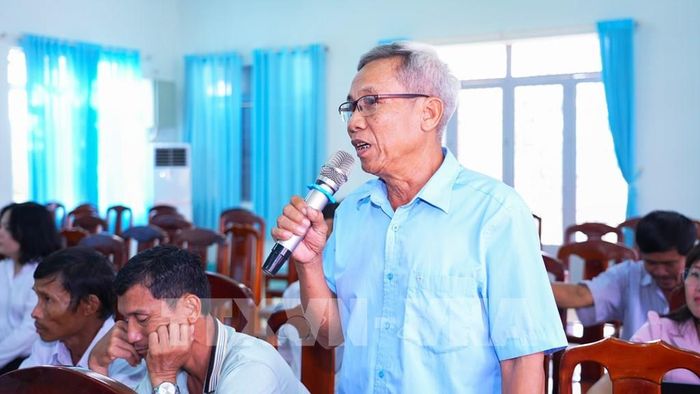 Cử tri Nguyễn Văn Hùng (65 tuổi), ấp Hiệp Phước, xã Hòa Hội, kiến nghị các cấp quan tâm hoàn thiện và thực hiện hiệu quả chính sách bảo hiểm xã hội, bảo đảm quyền lợi chính đáng của người tham gia. Ảnh: Minh Phú – TTXVN