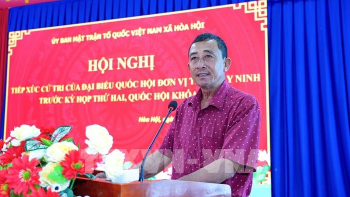 Cử tri Nguyễn Văn Hùng (56 tuổi), ấp Hòa Hợp, xã Hòa Hội, kiến nghị các cấp tăng cường công tác quản lý thị trường, kiểm soát và xử lý nghiêm tình trạng sản xuất, hàng giả, thuốc giả. Ảnh: Minh Phú – TTXVN