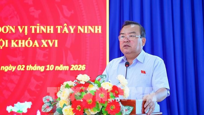 Ông Phạm Hùng Thái, Phó Bí thư Tỉnh ủy, Trưởng Đoàn Đại biểu Quốc hội đơn vị tỉnh Tây Ninh, giải đáp các vấn đề được cử tri quan tâm. Ảnh: Minh Phú – TTXVN