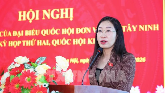 Bà Hoàng Thị Thanh Thúy, Phó trưởng Đoàn chuyên trách Đoàn đại biểu Quốc hội đơn vị tỉnh Tây Ninh, thông tin đến cử tri các nội dung sẽ được xem xét tại Kỳ họp thứ Hai, Quốc hội khóa XVI. Ảnh: Minh Phú – TTXVN