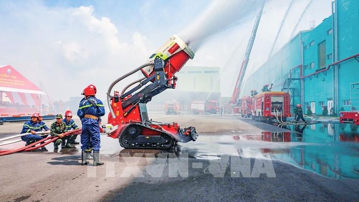 Lực lượng Cảnh sát phòng cháy, chữa cháy và cứu nạn, cứu hộ Công an tỉnh Tây Ninh sử dụng các thiết bị chữa cháy chuyên dụng và triển khai đội hình chữa cháy. Ảnh: Minh Phú – TTXVN