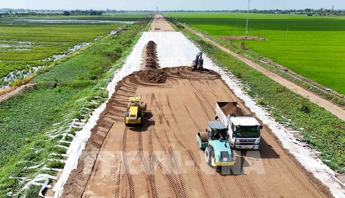 Dự án thành phần 2 tuyến cao tốc Châu Đốc - Cần Thơ - Sóc Trăng là một trong các dự án đầu tư công trọng điểm của Cần Thơ trong năm 2026. Ảnh: Thanh Liêm - TTXVN