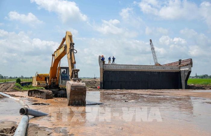 Thi công một hạng mục cầu trong dự án thành phần 2 tuyến cao tốc Châu Đốc - Cần Thơ - Sóc Trăng. Ảnh: Thanh Liêm - TTXVN