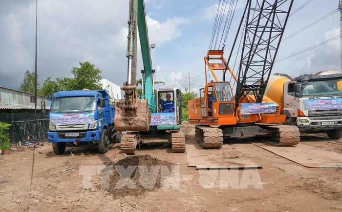 Phương tiện xe máy thi công dự án cầu Trần Bạch Đằng. Ảnh: Thanh Liêm - TTXVN
