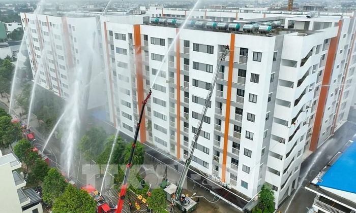 Lực lượng Cảnh sát phòng cháy chữa cháy Công an thanh phố Cần Thơ thực tập chữa cháy tại chung cư Hồng Loan 5C. Ảnh: Thanh Liêm - TTXVN