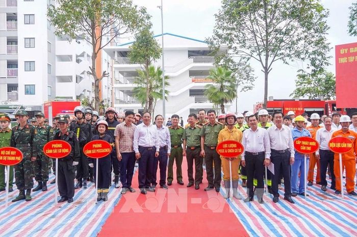 Lãnh đạo thành phố Cần Thơ cùng các đơn vị tham gia thực tập chữa cháy, cứu nạn cứu hộ tại Chung cư Hồng Loan 5C. Ảnh: Thanh Liêm - TTXVN