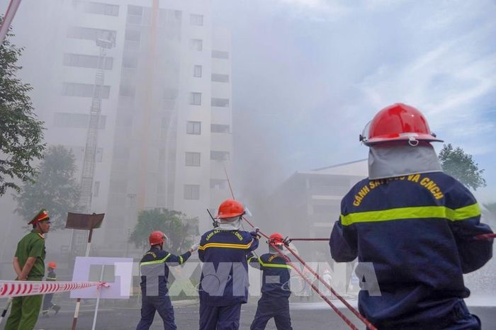 Lực lượng Cảnh sát phòng cháy, chữa cháy triển khai phương tiện dập lửa trong tình huống giả định. Ảnh: Thanh Liêm - TTXVN