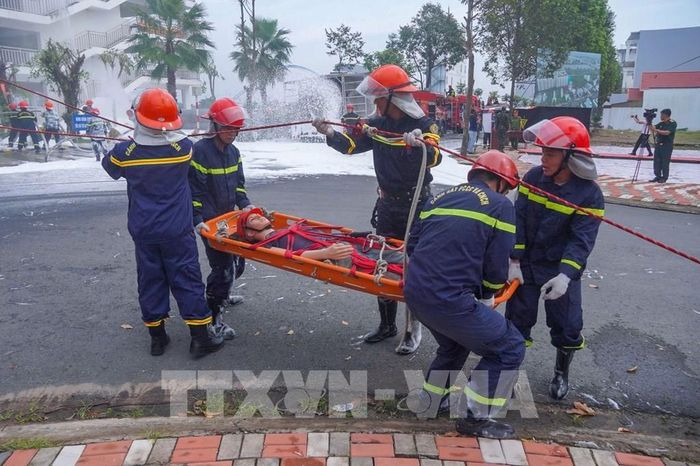 Lực lượng Cảnh sát phòng cháy, chữa cháy thực tập tình huống giải cứu nạn nhân mắc kẹt trên tầng cao xuống đất an toàn. Ảnh: Thanh Liêm - TTXVN