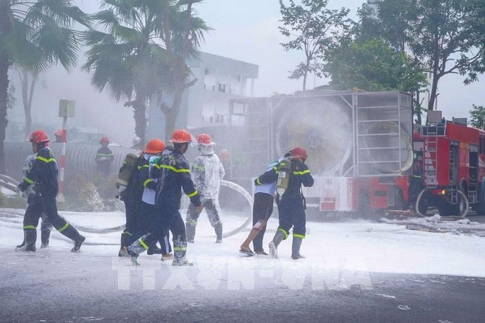 Lực lượng Cảnh sát phòng cháy, chữa cháy triển khai phương án dập lửa trong tình huống giả định. Ảnh: Thanh Liêm - TTXVN