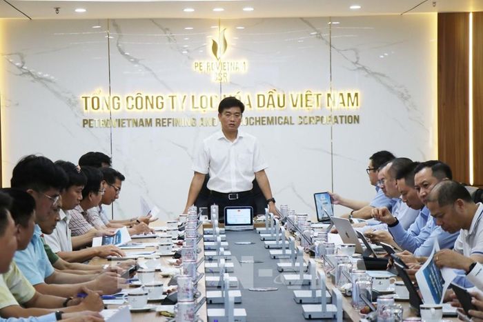 Phó Chủ tịch UBND tỉnh Quảng Ngãi Đỗ Tâm Hiển làm việc với Công ty Cổ phần Tổng Công ty lọc hóa dầu Việt Nam. Ảnh: Phạm Cường-TTXVN