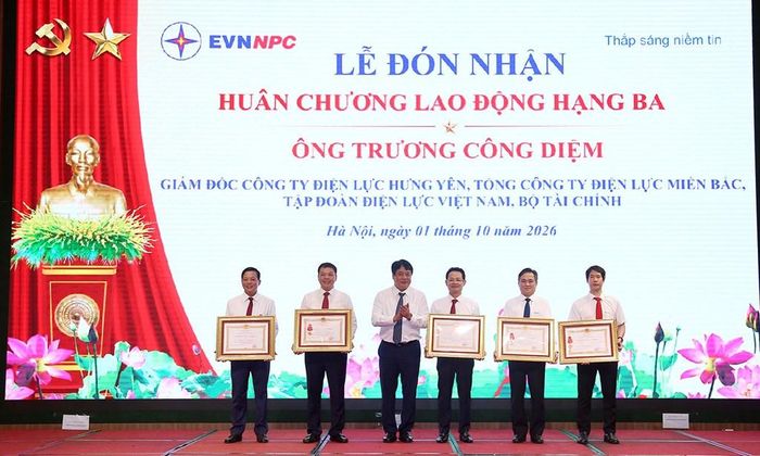Ông Nguyễn Anh Tuấn - Phó Bí thư Đảng ủy, Thành viên HĐTV, Tổng giám đốc EVN thừa ủy quyền của Chủ tịch nước trao Huân chương Lao động cho các tập thể và cá nhân thuộc EVNNPC. Ảnh; EVNNPC