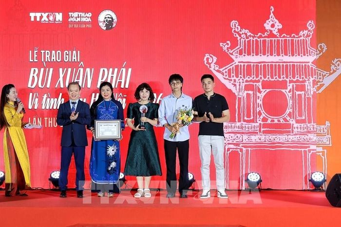 PGS.TS Bùi Hoài Sơn, Phó Trưởng Ban Tuyên giáo Trung ương, trao Tặng thưởng cho đại diện nhóm tác giả vở kịch “Quân khu Nam Đồng” tại Lễ trao Giải Bùi Xuân Phái – Vì tình yêu Hà Nội lần thứ 19 năm 2026. Ảnh: Phạm Tuấn Anh - TTXVN