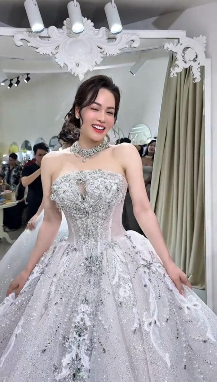 Khán giả chúc phúc Nhật Kim Anh, đồng thời xuýt xoa trước nhan sắc trẻ trung của cô.