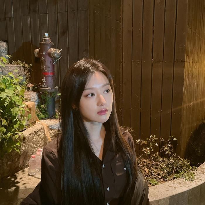 Kim Ji Won gây ấn tượng với nhan sắc trẻ trung. 