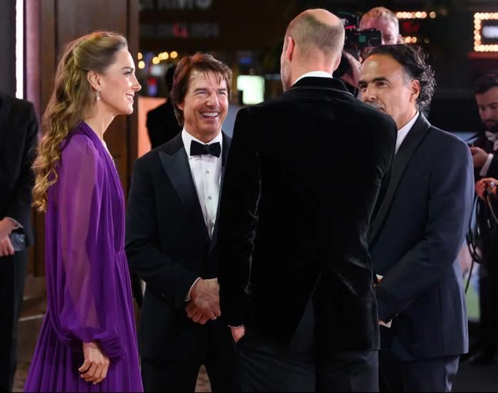 Tom Cruise đã có dịp trò chuyện và giao lưu với Hoàng tử William cùng Kate Middleton tại rạp ODEON Luxe Leicester Square ở London vào ngày 23/9. 