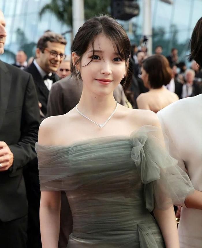 Trước đó, IU dự kiến trở thành nữ nghệ sĩ solo đầu tiên tổ chức concert tại sân vận động tổng hợp Goyang. 