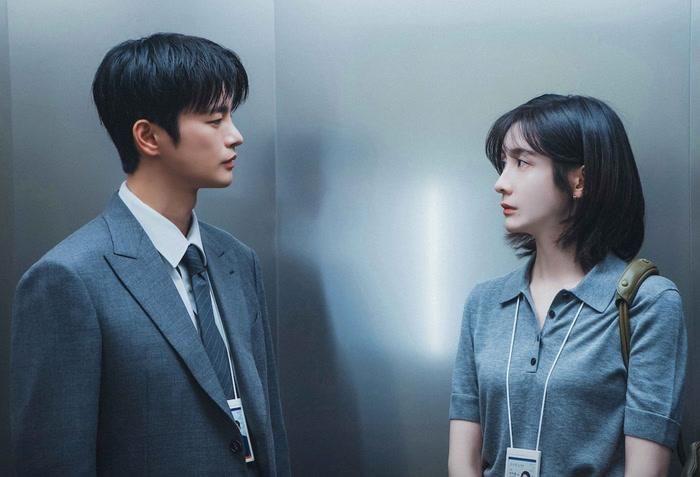 Cha Ji Yoon (Park Ji Hyun) là một nhân viên văn phòng đã có 7 năm kinh nghiệm. Cô dành nhiều năm đối mặt với áp lực nơi công sở trong khi phải sống chung với một căn bệnh mãn tính. Ảnh: NSX