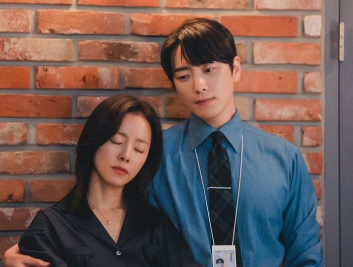 Love Scout xoay quanh nữ CEO Kang Ji Yun và nam thư ký Yu Eun Ho. Ảnh: NSX 